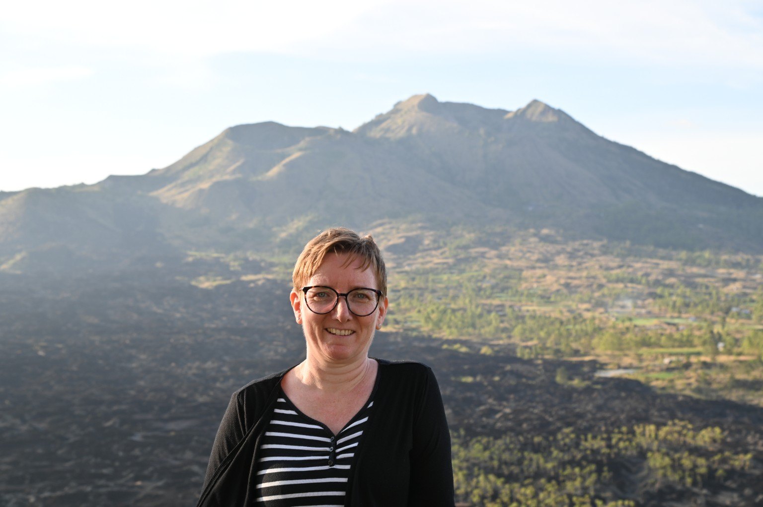 Kirsten Eschenhagen vor einer weiten Berglandschaft