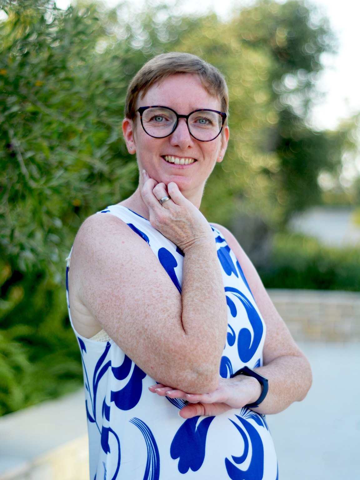 Kirsten Eschenhagen in einer natürlichen grünen Umgebung