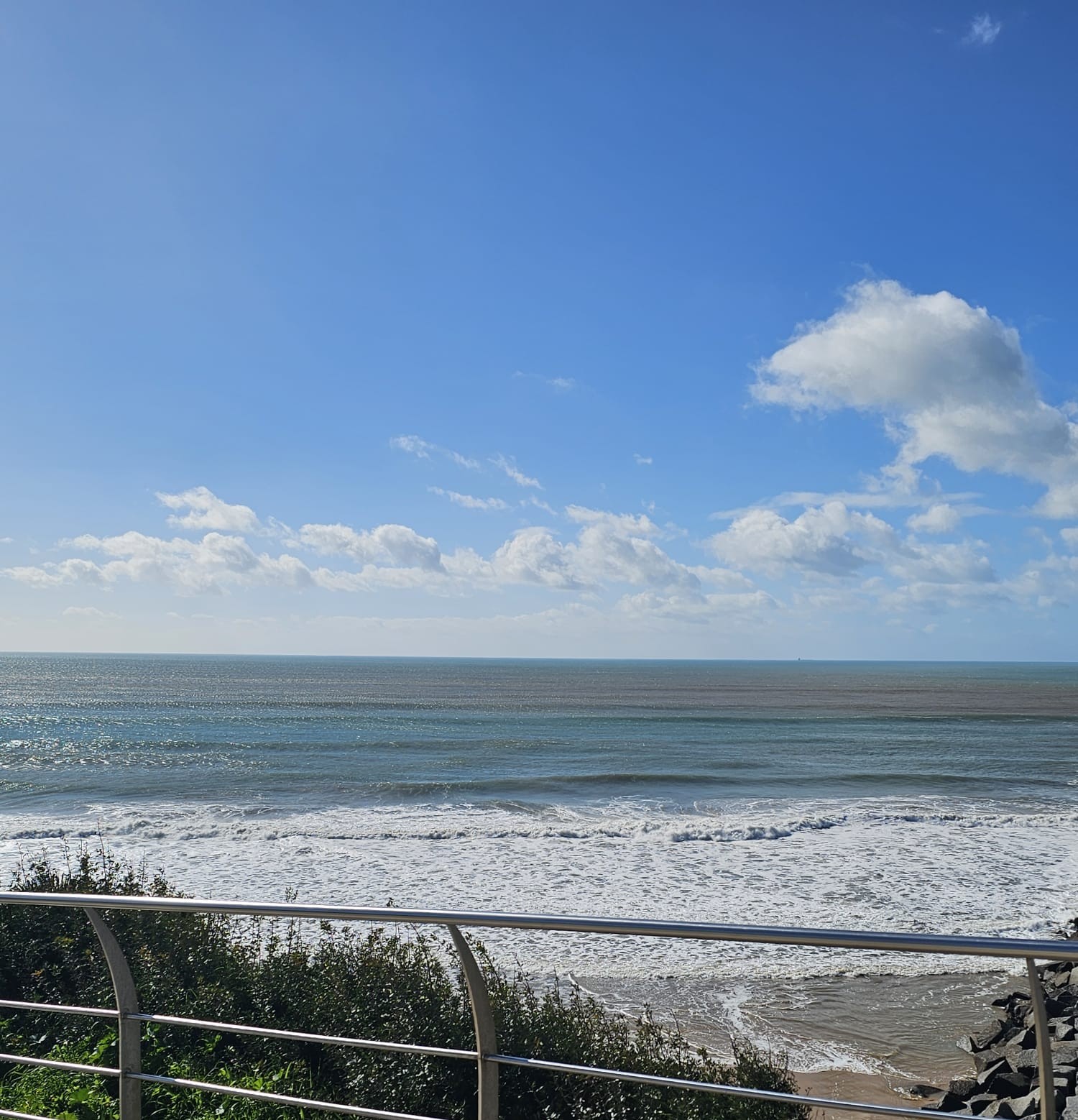 Blick auf das Meer und den Horizont - Sinnbild für Weite, Übergang und Neubeginn